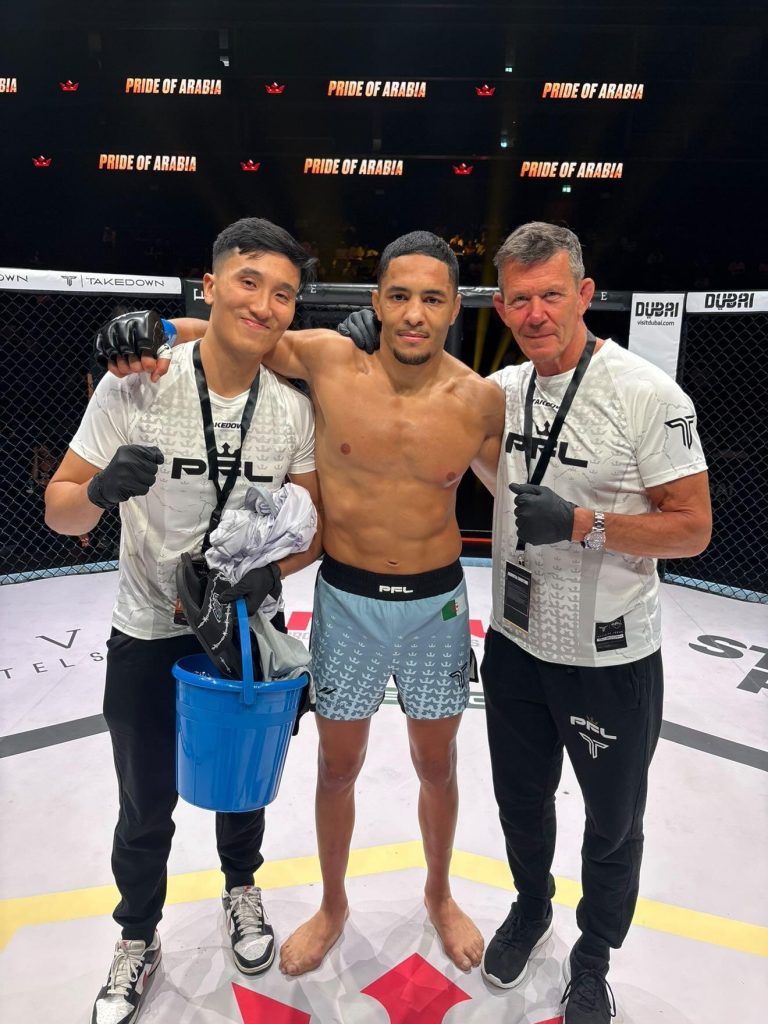 Ylies Djiroun après sa victoire contre Salah Eddine Hamli lors du PFL MENA à Dubaï